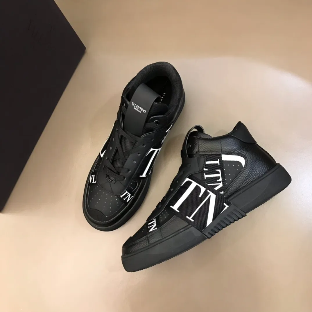 P460◾️▫️V L7N high-top calfskin lace-up sneakers. No man should be able to refuse this style. The classic color scheme is so handsome! Purchase a high-precision replica of the original version to instantly sell off the market currency! 6 VLTN logo rubber effect straps - Valentino Garavani Logo printed on the back and tongue, all materials are customized to ensure quality!  Size: Male 38-44 (45.46 customized)